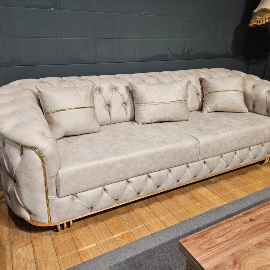 Deston 3 vietų sofa: prabangos ir praktiškumo derinys