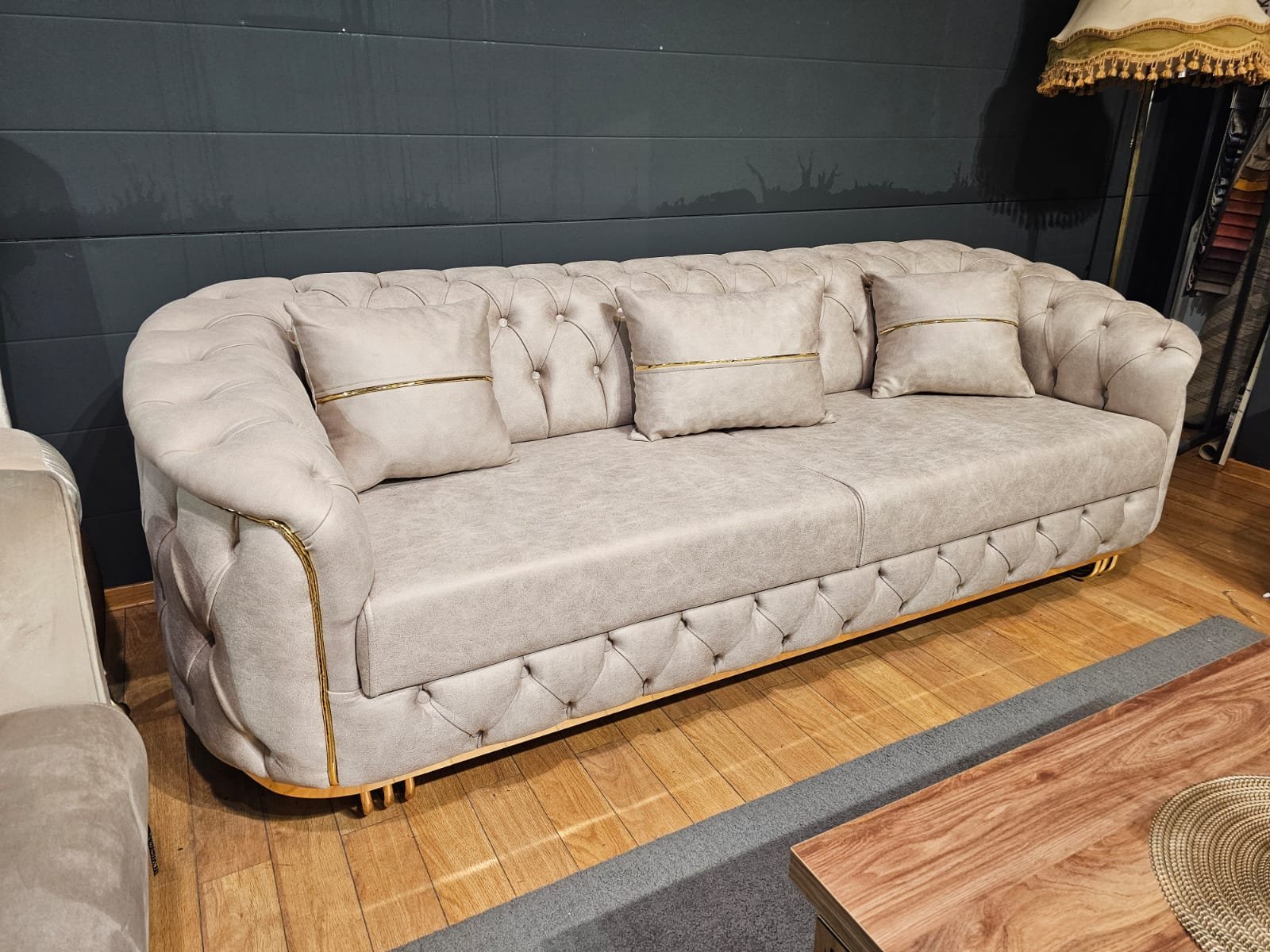 Deston 3 vietų sofa: prabangos ir praktiškumo derinys