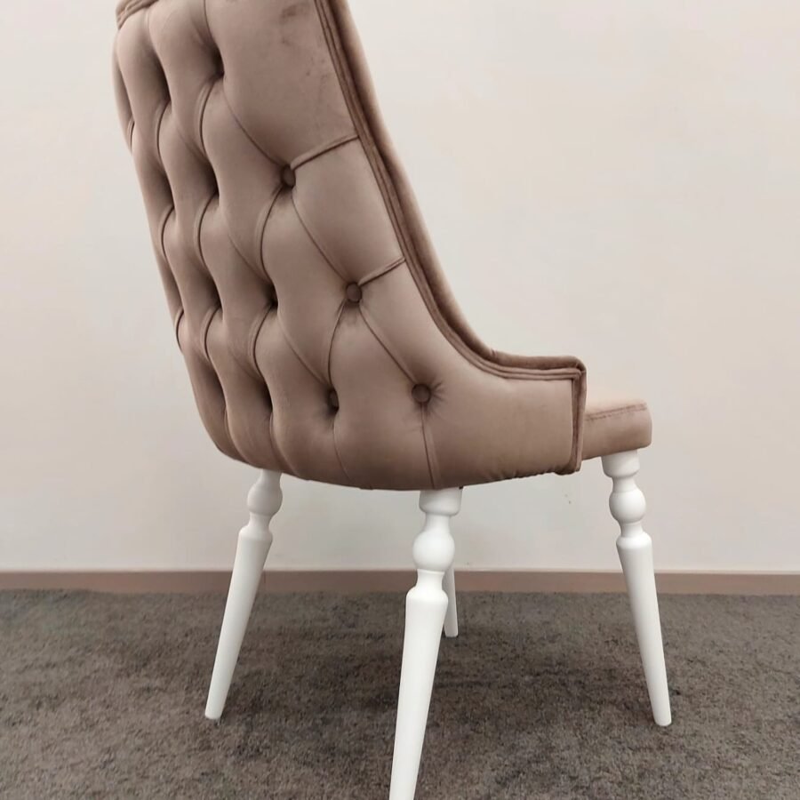 VERO – klasikinio dizaino kėdė su pilnu karkasu, rankų darbo meistriškumu ir galimybe rinktis spalvą bei audinį. Tobulas baldas elegantiškam interjerui.